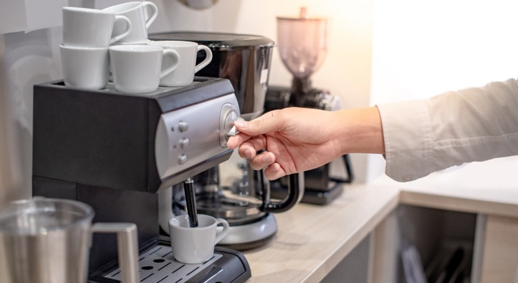 Männliche Hand von barista Verdrehungsknopf auf Kaffeemaschine im Café oder Café.  iStock Foto Zephyr18